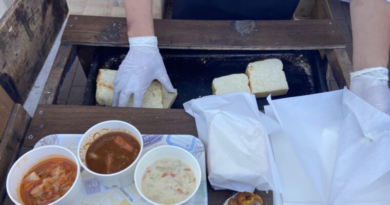 At the Sunday morning market in Hayama, enjoy breakfast