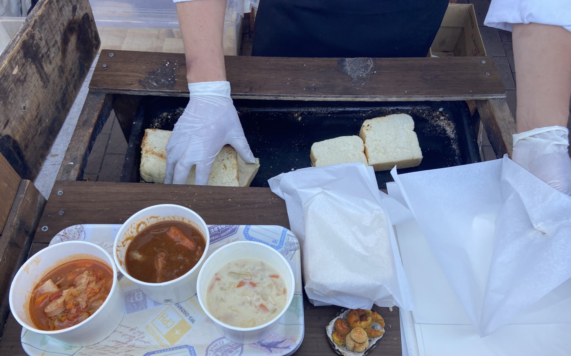 At the Sunday morning market in Hayama, enjoy breakfast