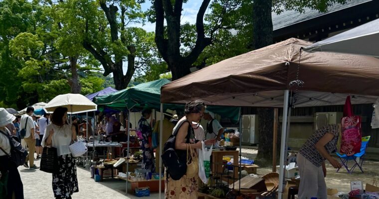 鎌倉骨董祭・夏のアンティークマーケットと小町食べ歩き（古物のお店も）